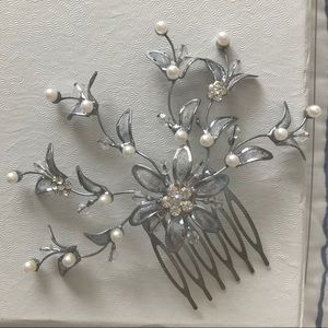 BRIDAL HAIR COMB Metal/Pearl/crystal. Gently used.
